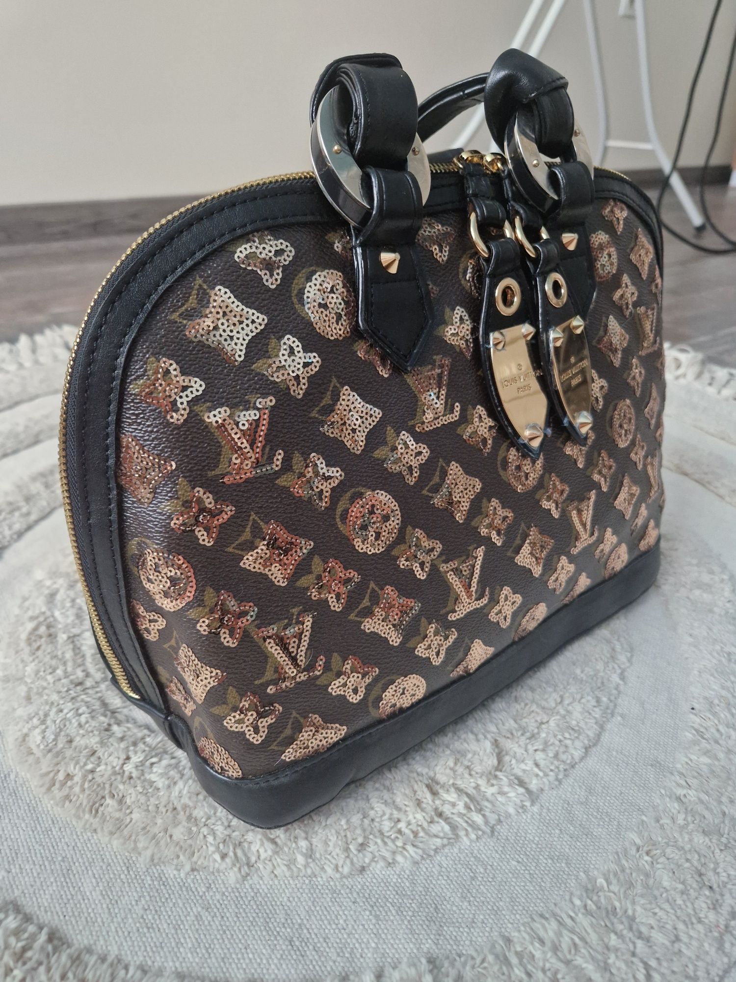 Lui Vuitton Луксозна дамска чанта в кафяв цвят със златисти пайети