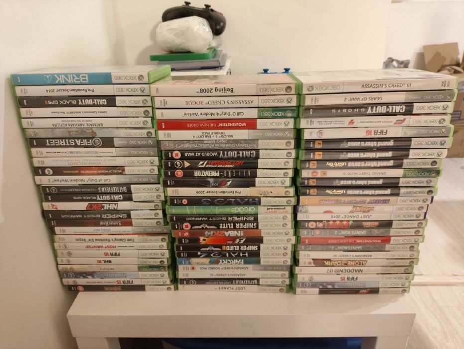 Xbox 360 slim modat cu un controller