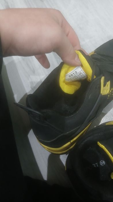 Продавам Jordan 4 retro