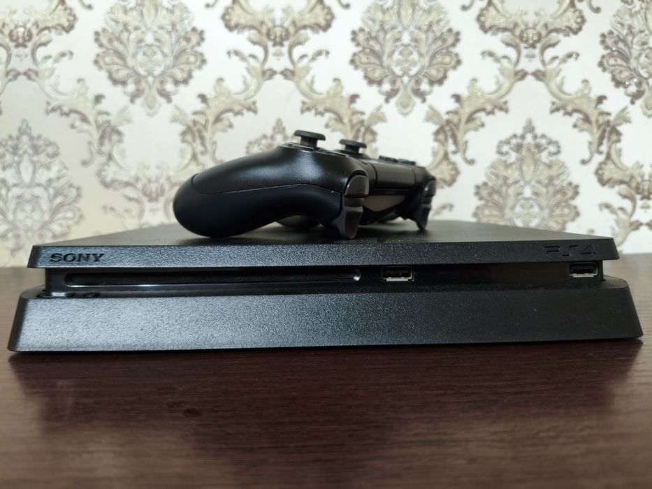 PlayStation 4 Slim 500Gb в комплекте 2 геймпада