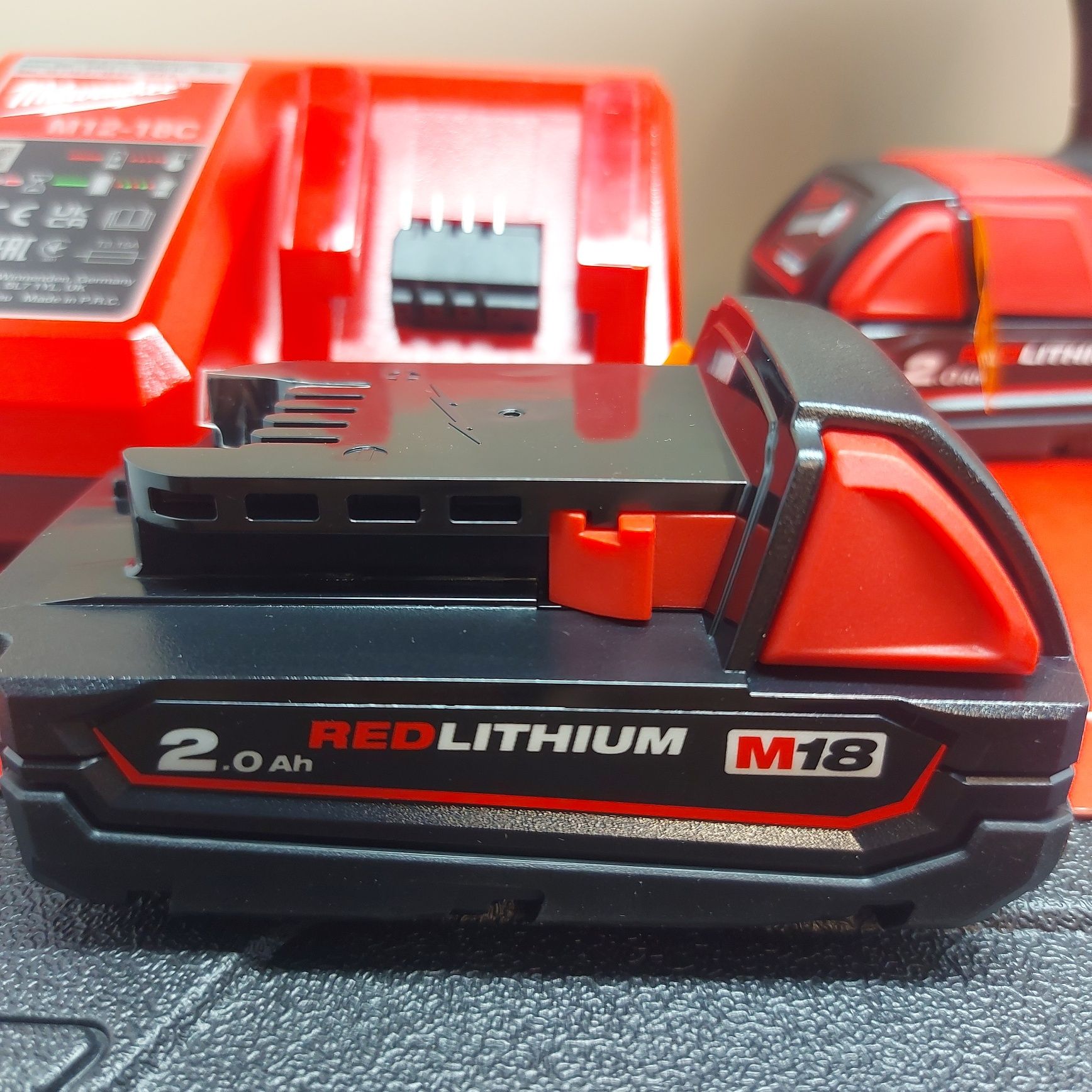 Нов безчетков винтоверт Milwaukee M18 CBLPD-202C