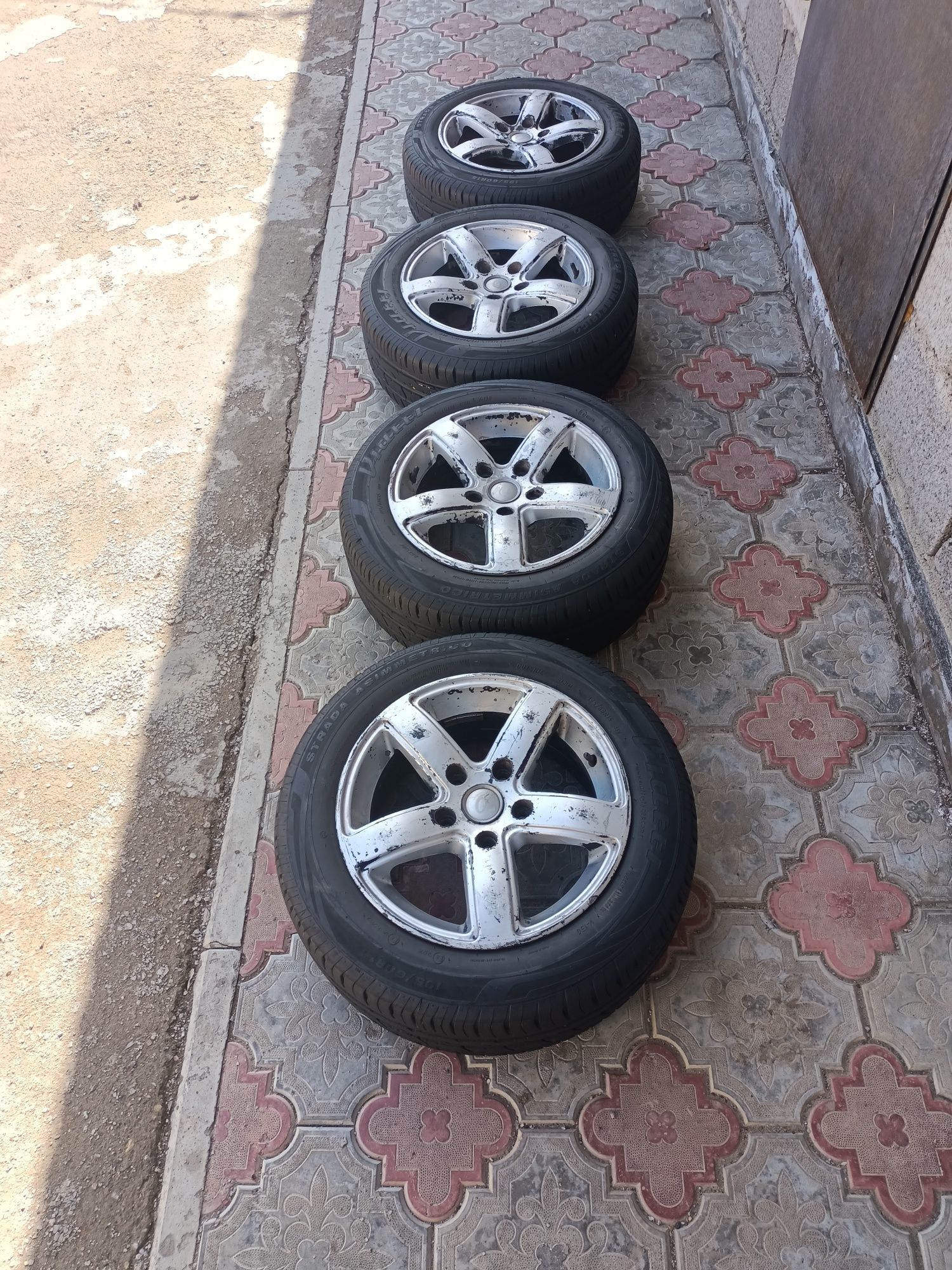 Продам 195/60R15 шины дисками.Шины новый