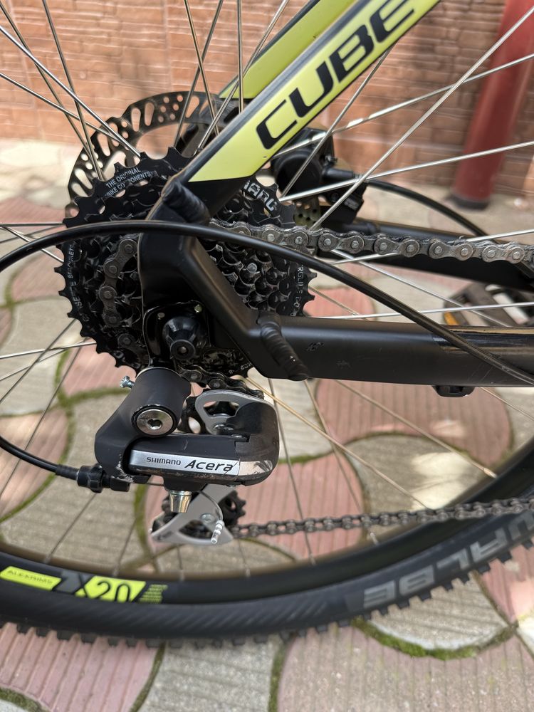 Bicicleta cube top