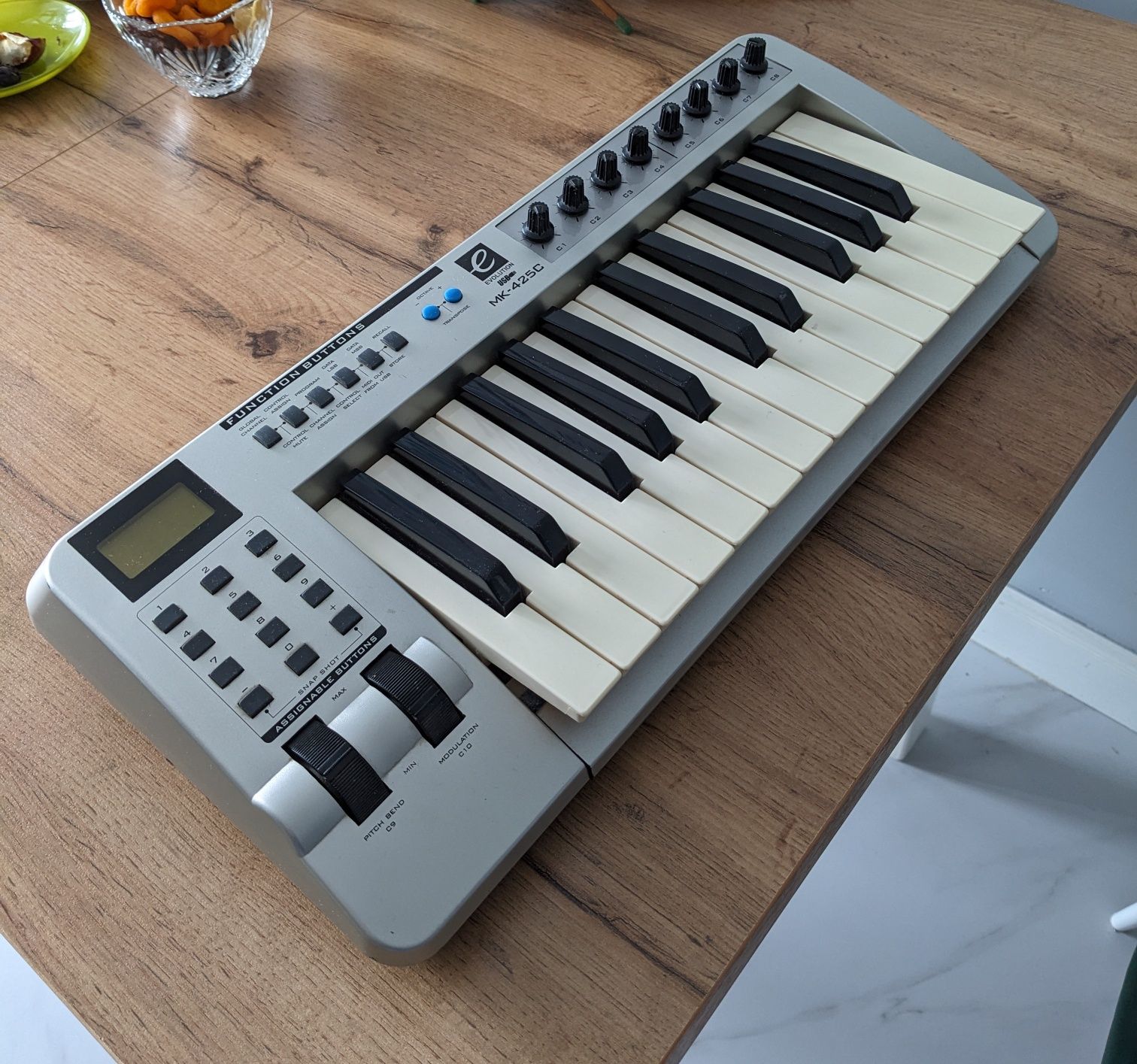 продам MIDI клавиатуру M-AUDIO MK-425C