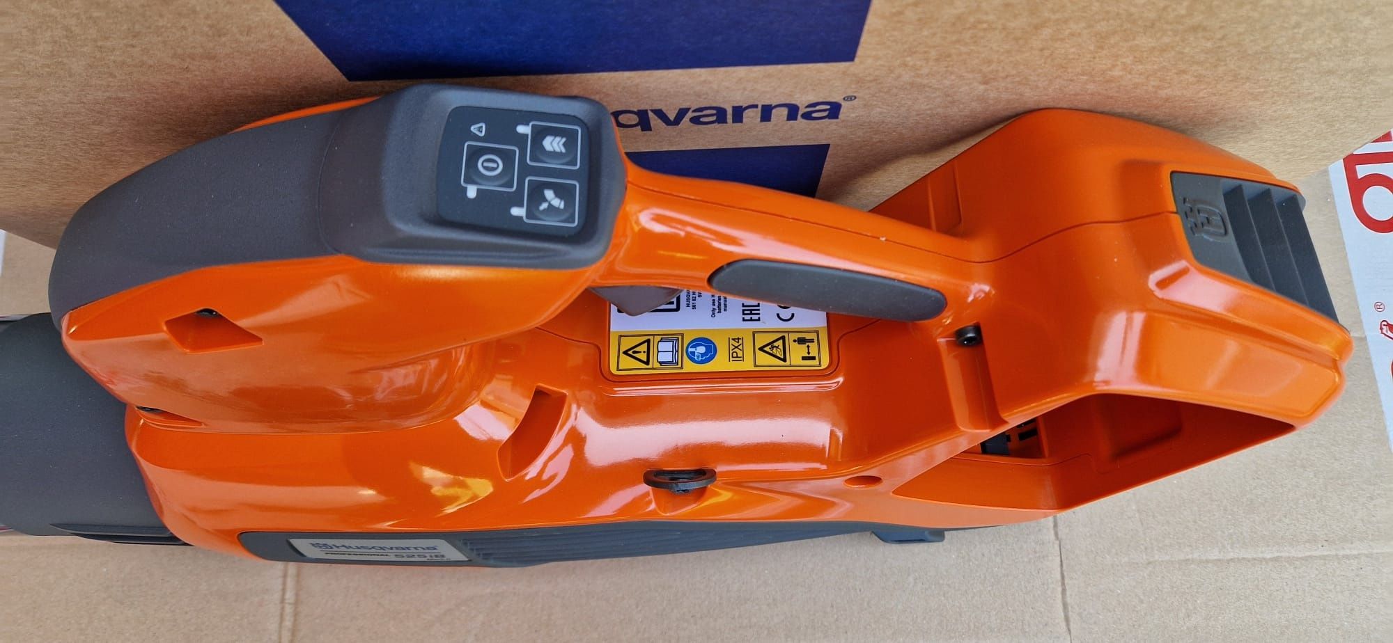 Husqvarna suflanta pe acumulator