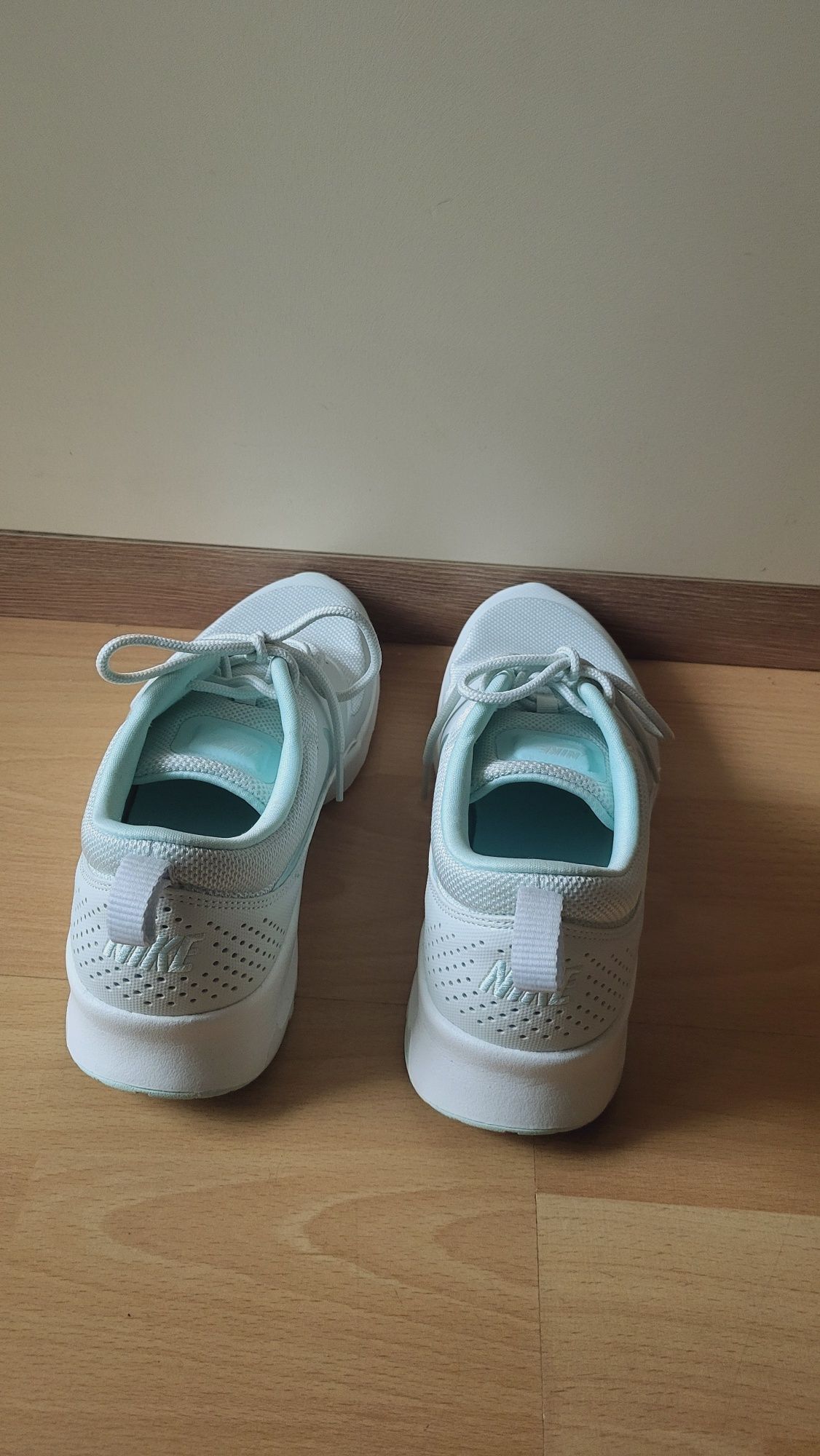 Нови дамски маратонки Nike air max thea