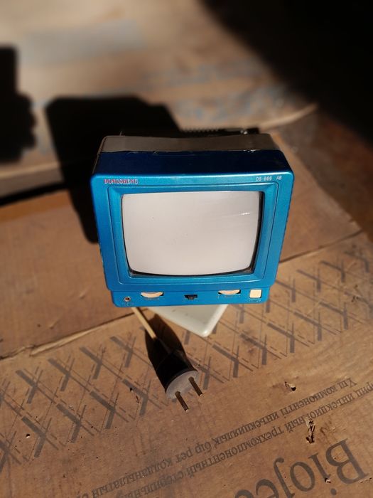 Телевизор маленький для авто 12 вольт, можно 220