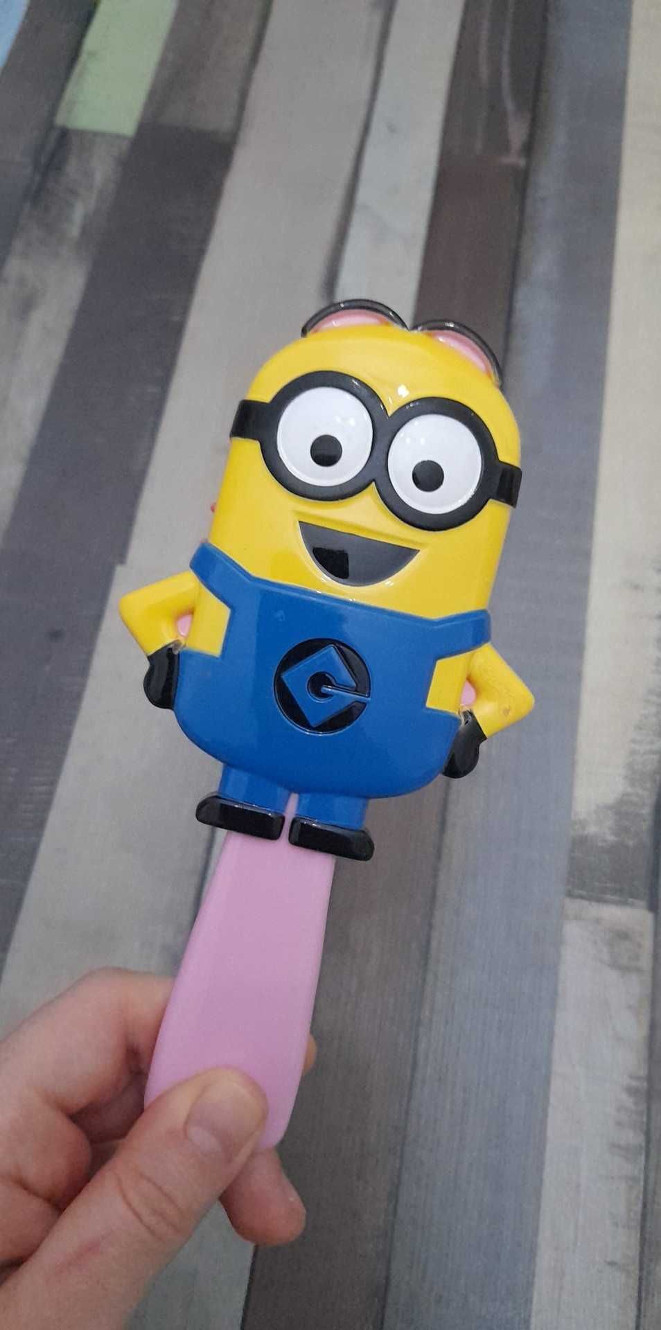 Lot figurine si perie minion