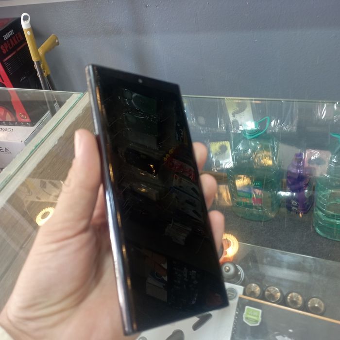 Samsung  note  plus sotiladi