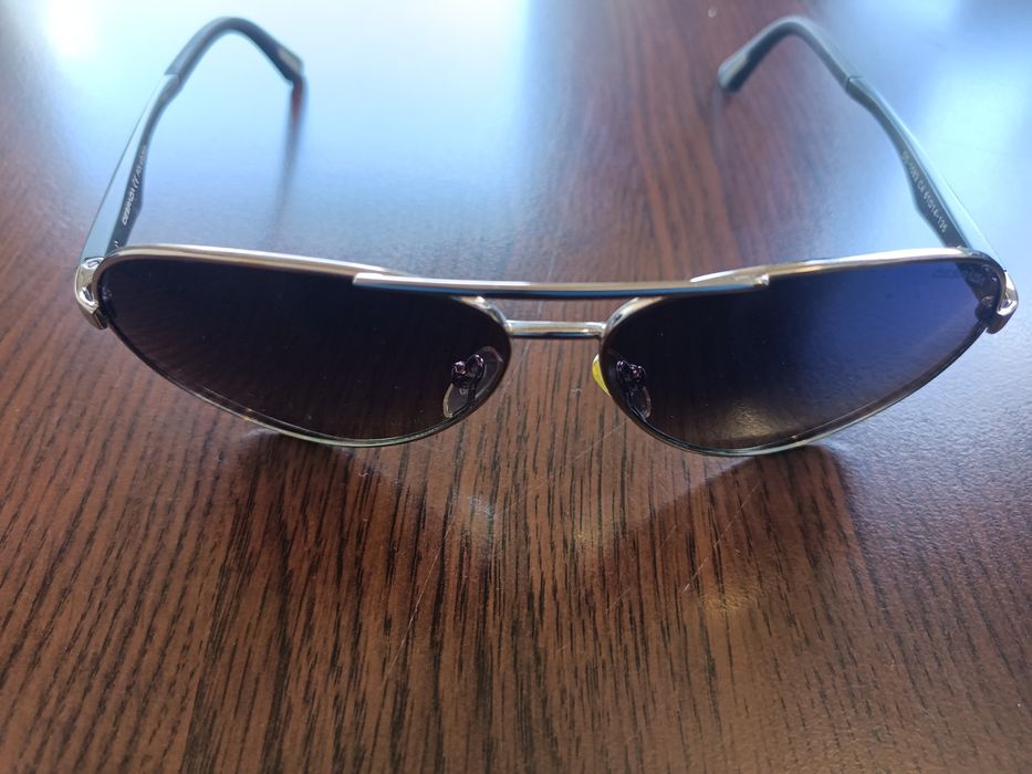 Продавам слънчеви очила.