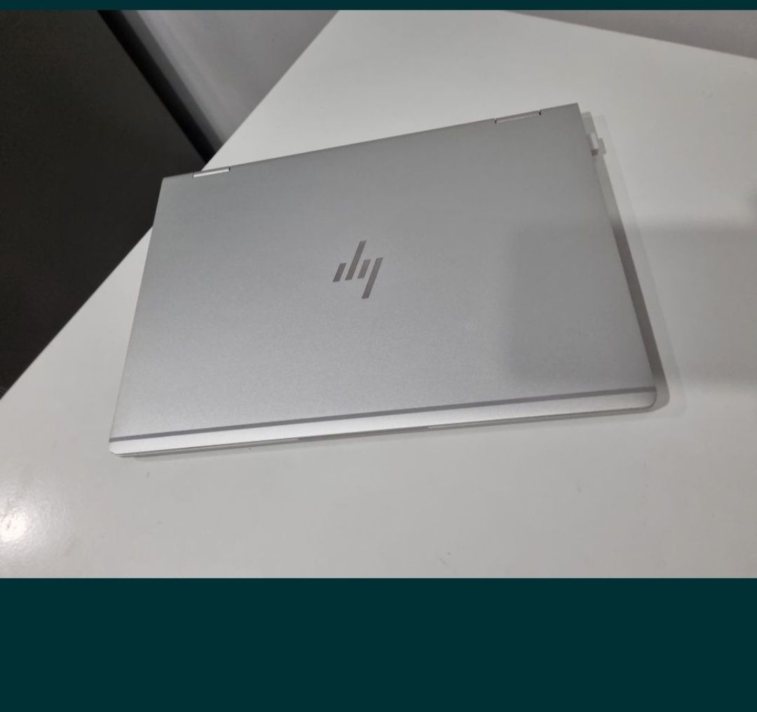Laptop hp 2 în 1 - se face tableta, cu touchscreen