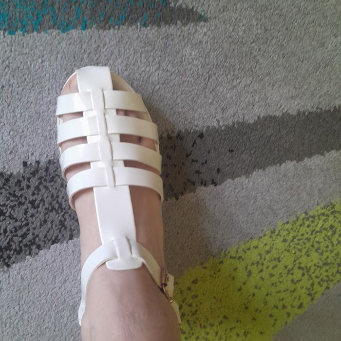 Vind sandale de damă.