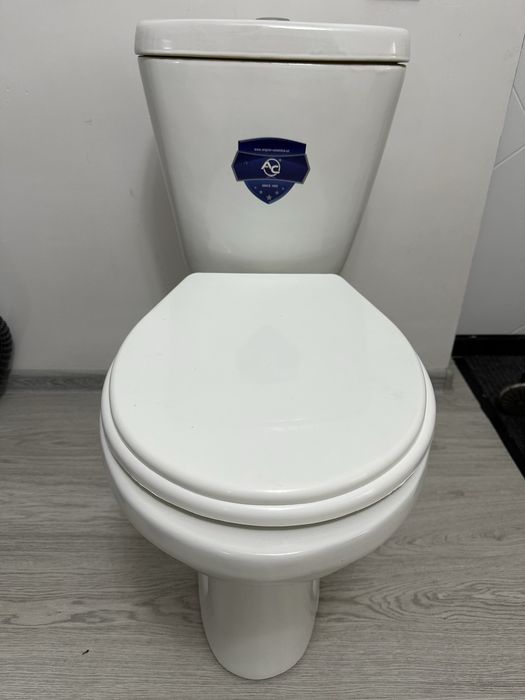 Унитаз сотилади.