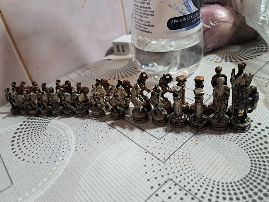 Vand piesele de sah din imagine.