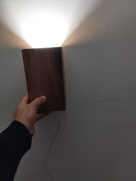 Corp iluminat de lemn