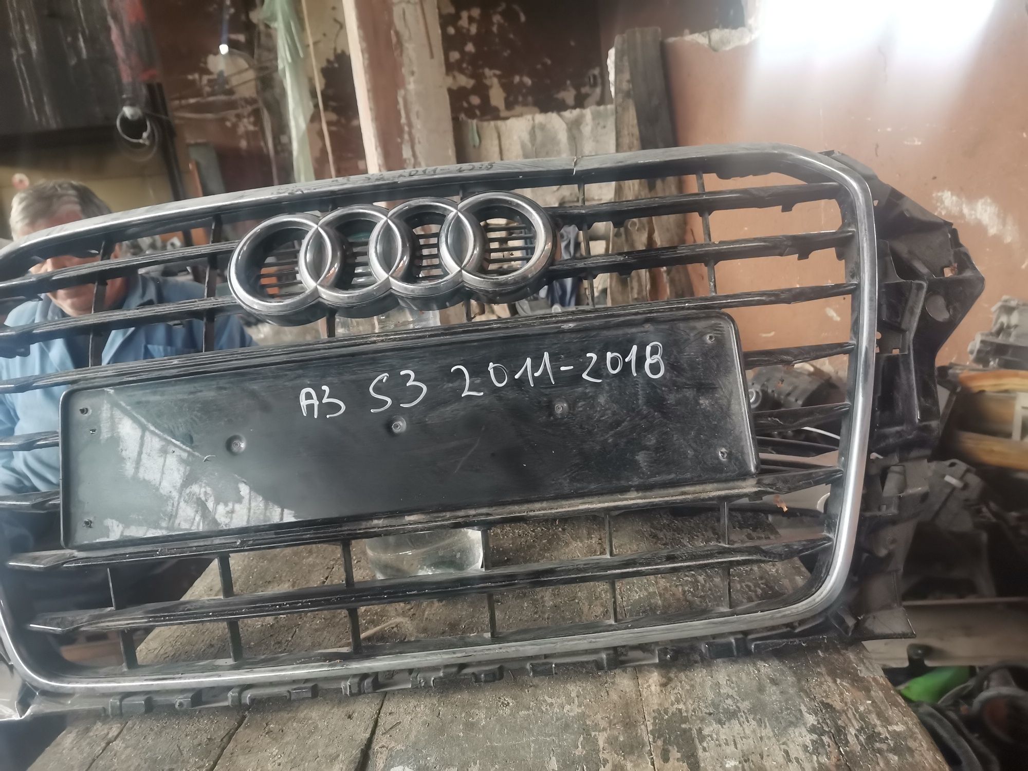 Оргинална Предна решетка за audi a3 s3 2011++
