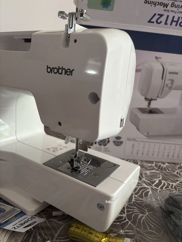 Mașină de cusut complet echipată BROTHER RH127