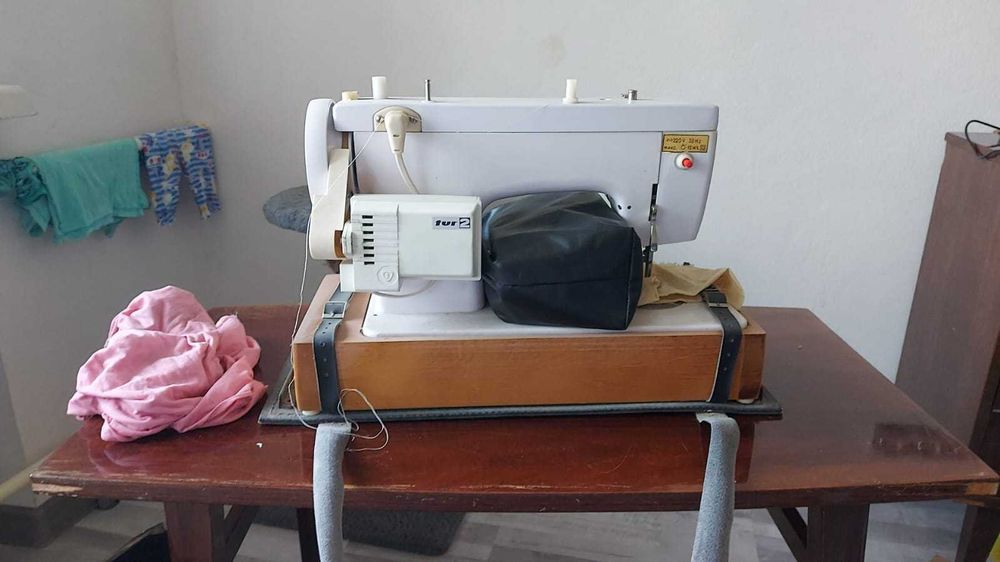 Электрическая швейная машинка