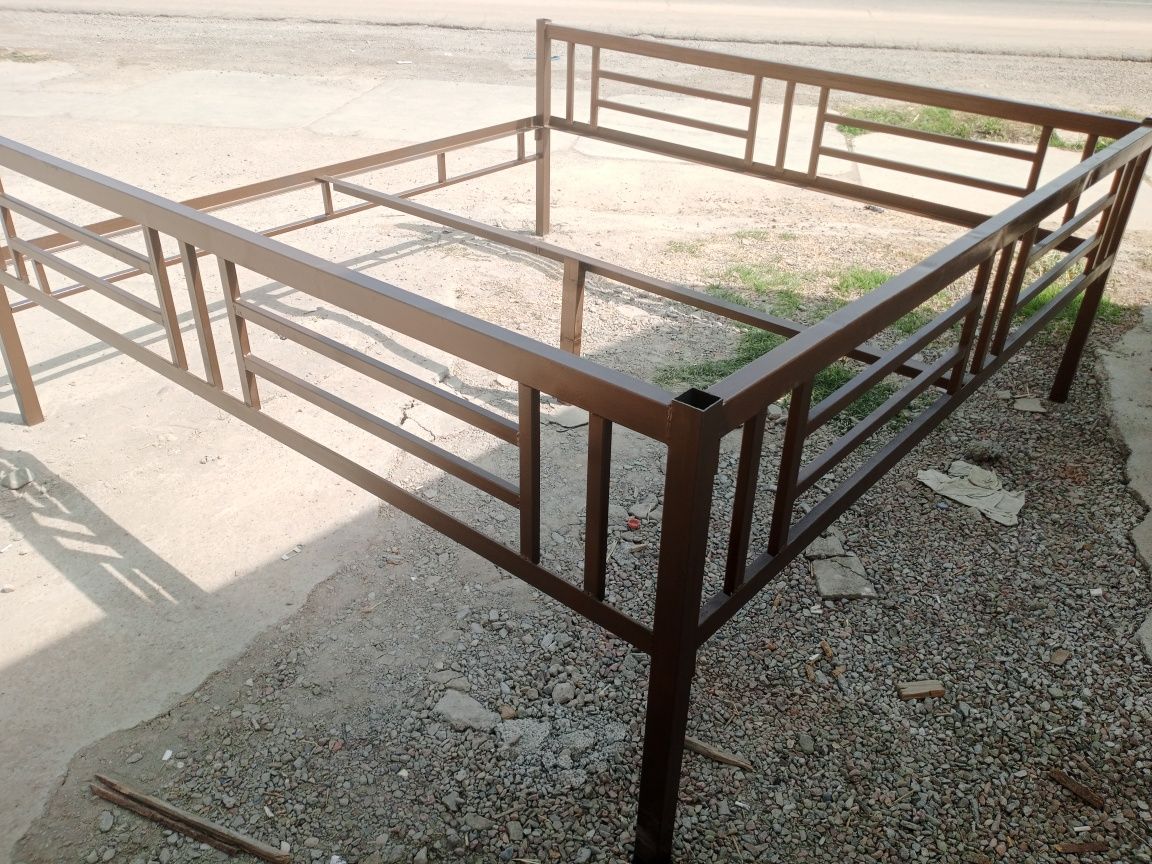 Karavot 2,5 m ga 2,5 m taxtasi ham bor