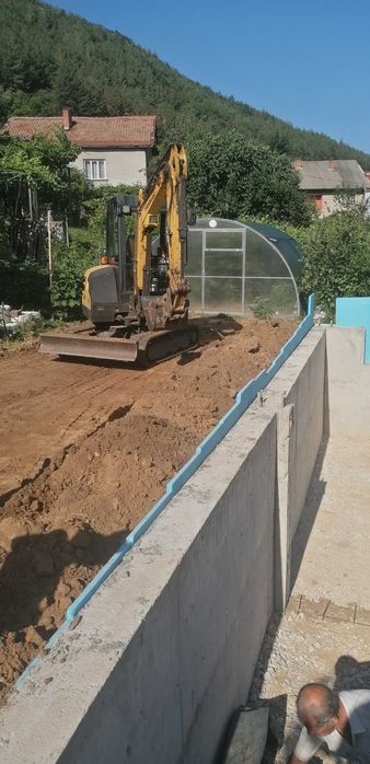 Услуги със багер 3т, самосвал и платформа