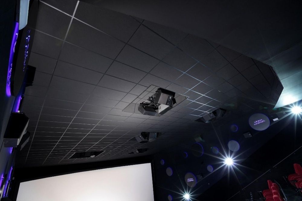 Чёрные потолки и стеновые панели Rockfon - акустика для кинотеатров