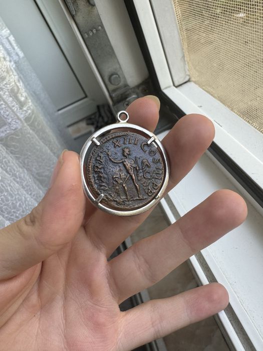 Pandantiv din argint cu moneda antica.