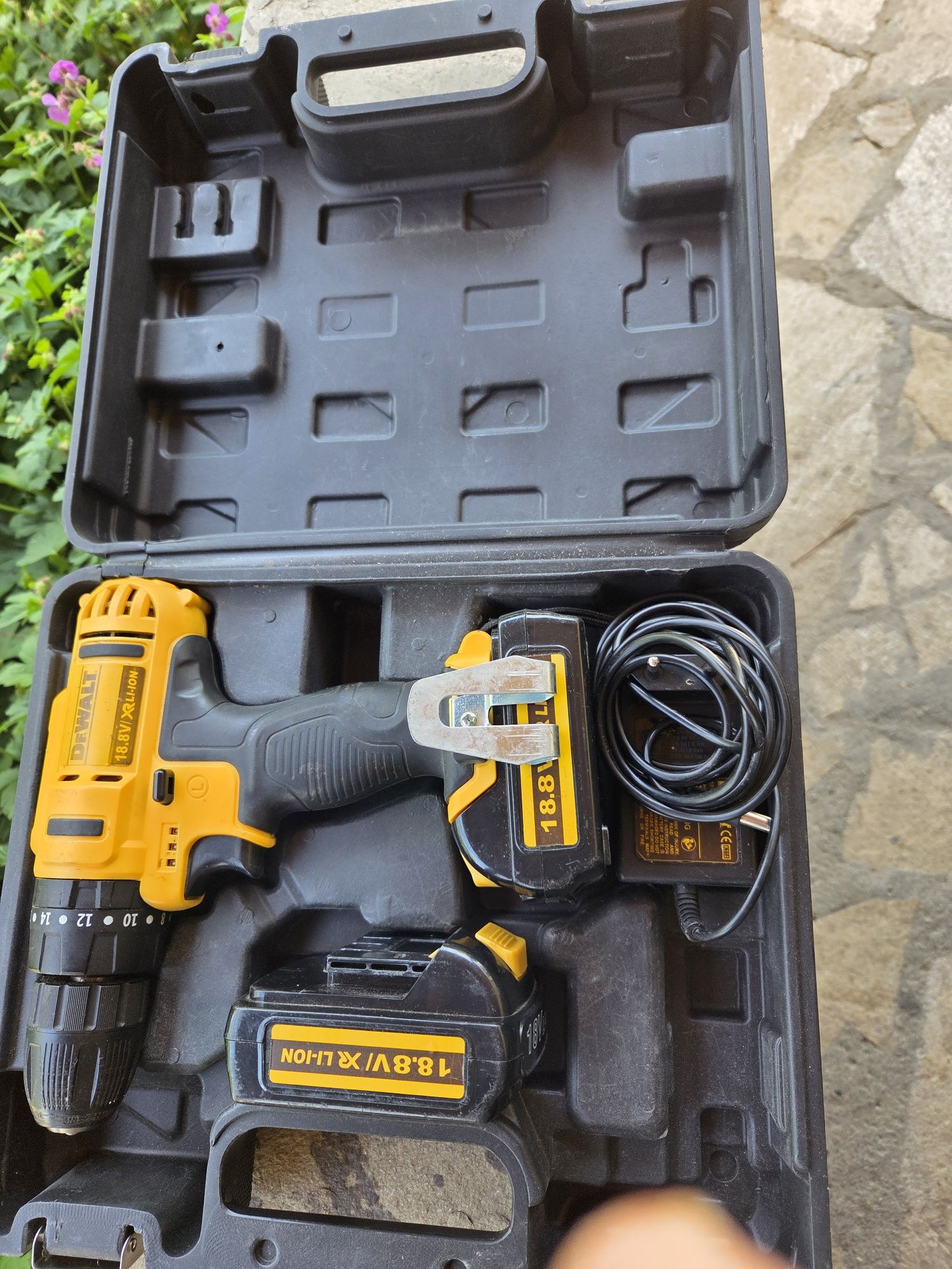 Продавам акумулаторен винтоверт DE WALT, 18 V