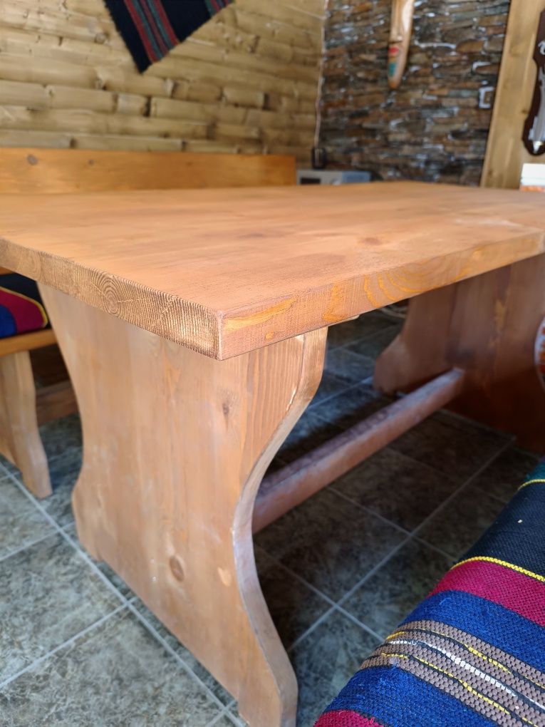 Масивна дървена маса с пейки