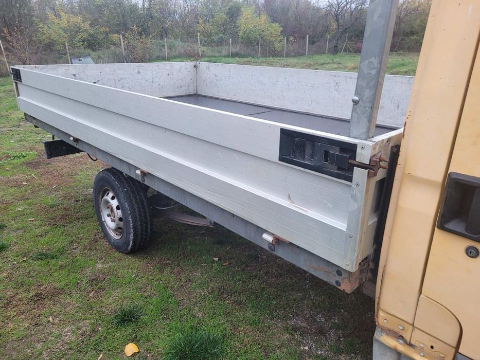 Бордово камион бус Ивеко Дейли под наем Iveco Daily бордови