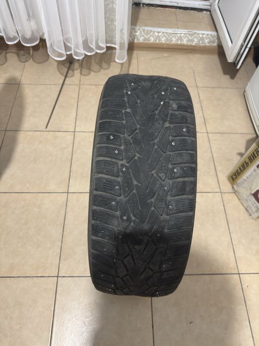 Пара зимних резин, отдам за низкую цену.