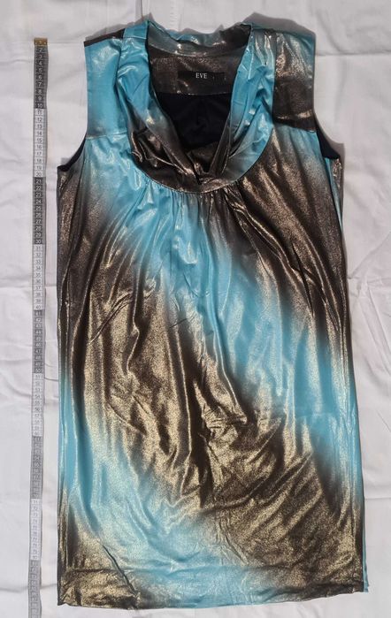 Распродажа одежды. Скоро Новый Год, лучше купить, чем взять на прокат.