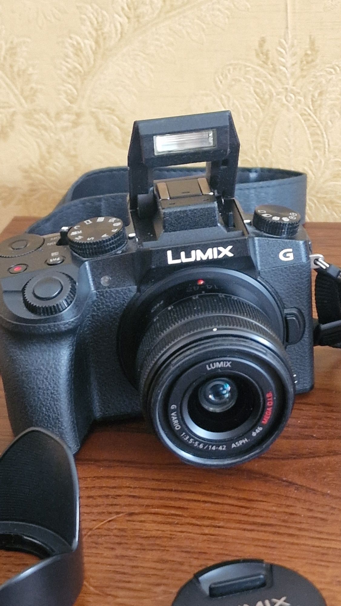 Panasonic Lumix G7 + 3 обектива (14-42, 40-150, 12mm) + 2 батерии