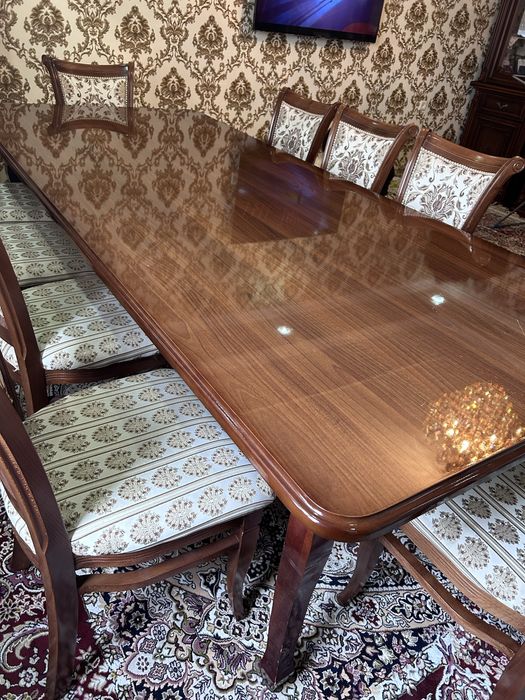 стол в идеальном состоянии