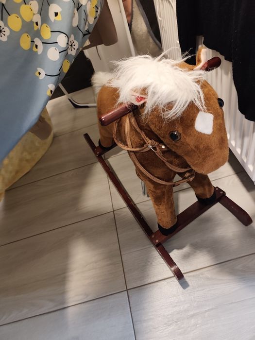 Căluţ balansoar din pluş - jucărie adorabilă pentru cei mici