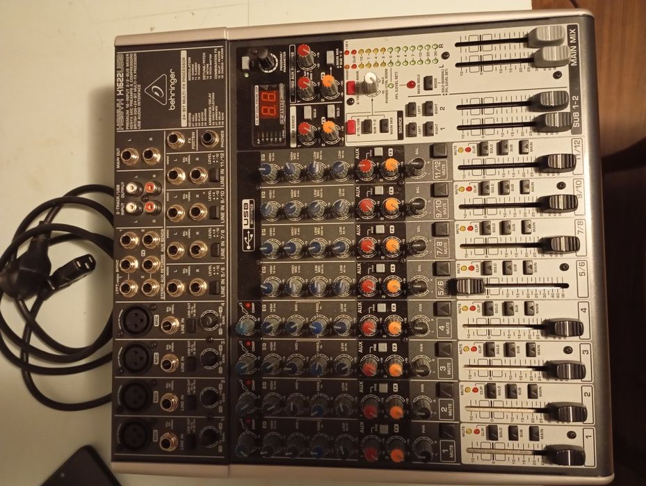 Se vinde mixer Behringer xenyx x 1622 usb