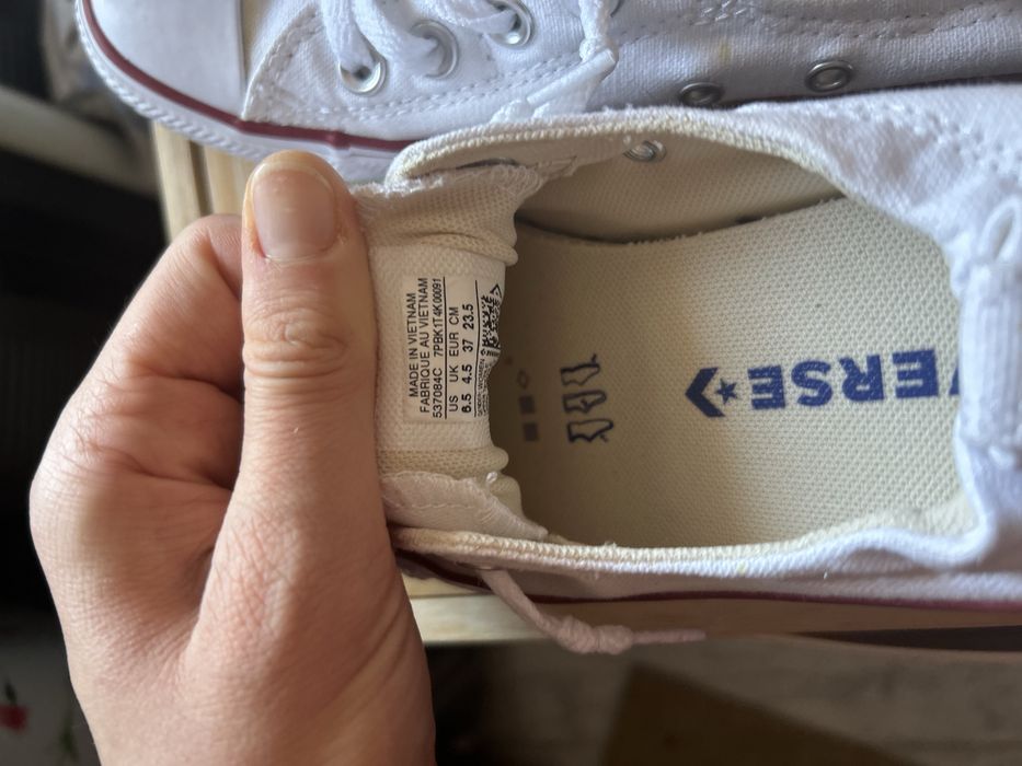 Tenesi Converse, masura 37, albi