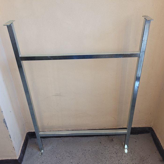 Иноксова метална рамка.