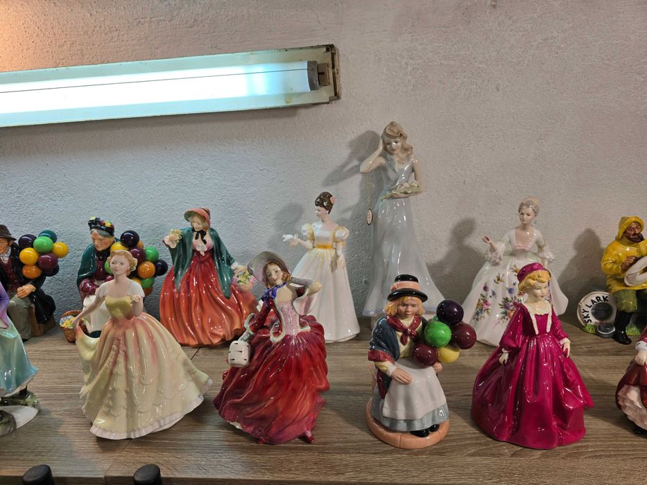 Над  30 броя  - порцеланови кукли Royal Doulton !!!
