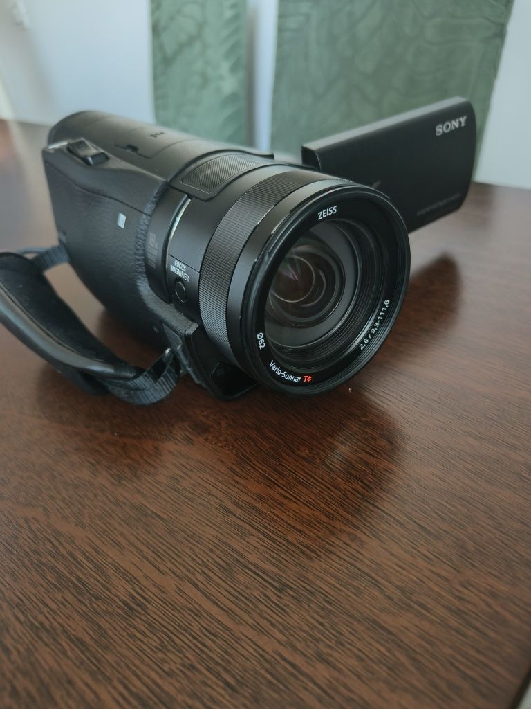 Vând camera video Sony 4K FDR-AX100E