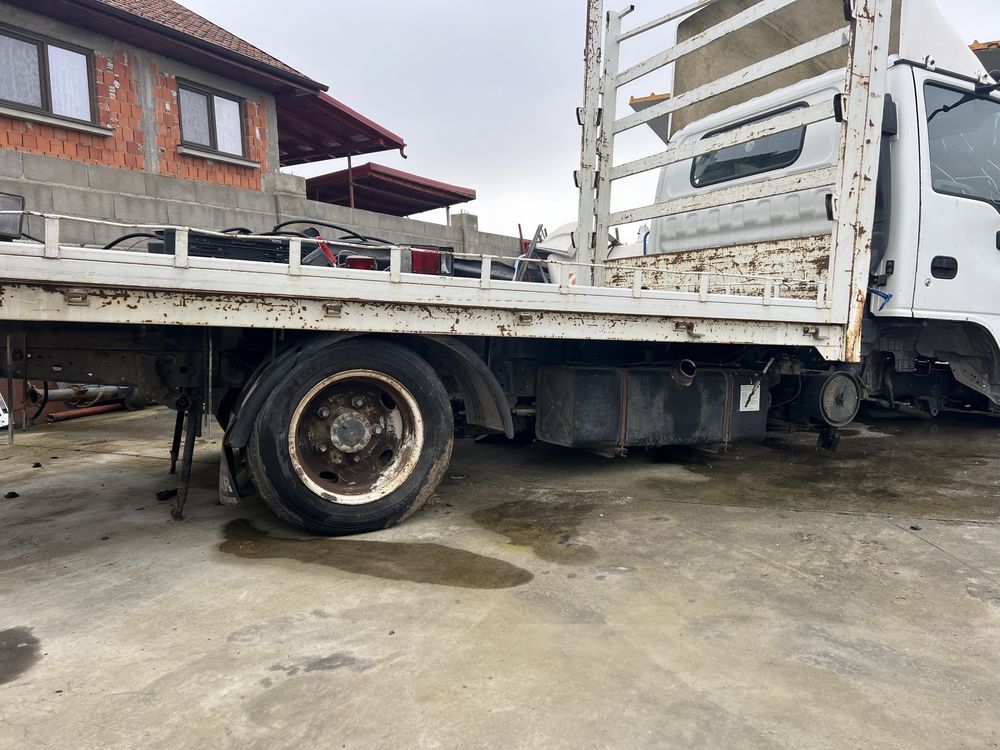 Isuzu 2004 piese  sasiu cu acte cutie punte  spate de italia