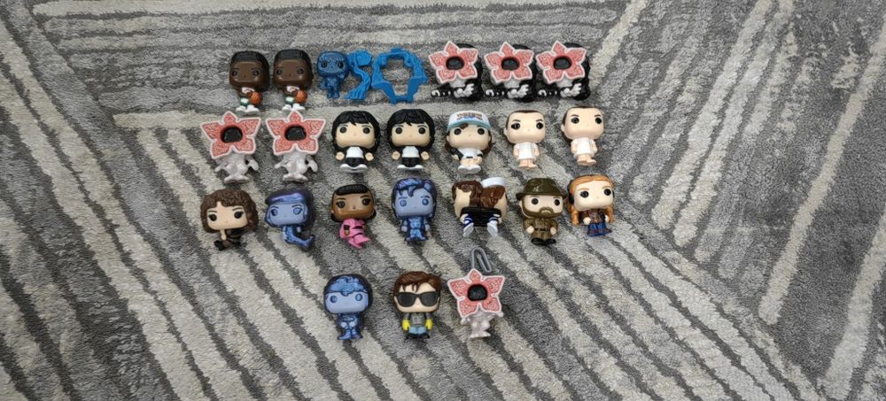 Продаю фигурки из киндера очень странные дела.