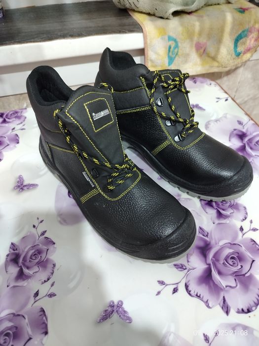 Продам спец ботинки