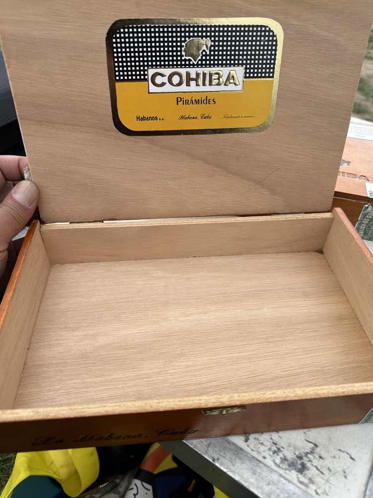 две кутий хумидори за пури cohiba piramides