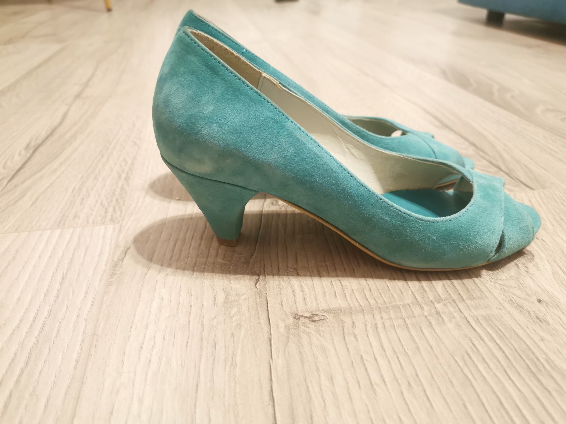 Vand pantofi cu toc mic, piele întoarsă, marime 35