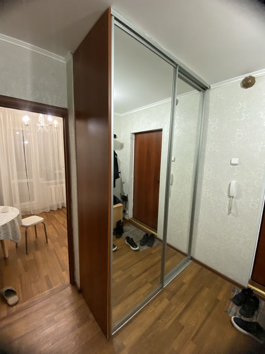 Встроеный шкаф, с раздвижными дверцами в виде зеркал