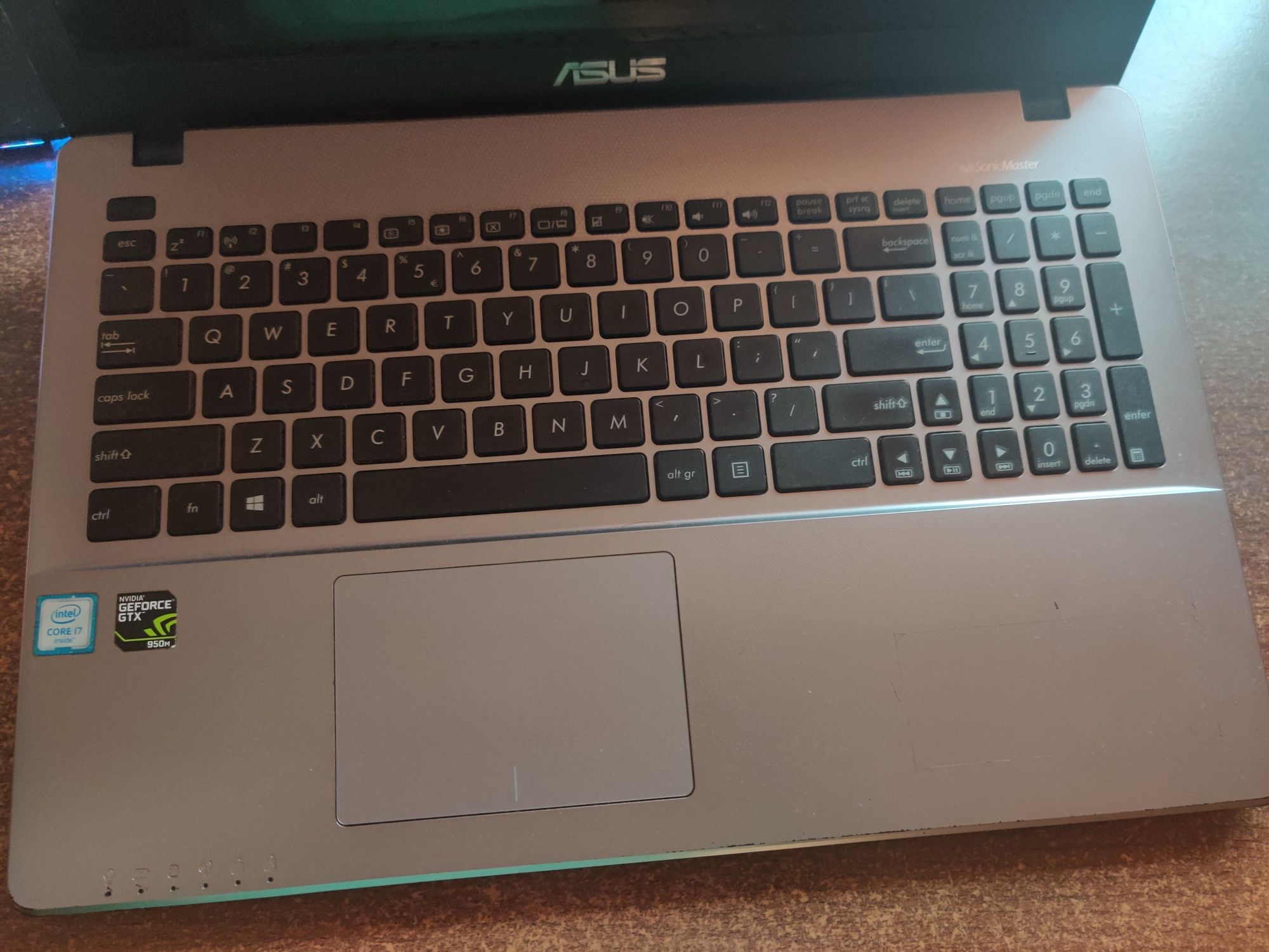 Laptop asus cu procesor Intel i7