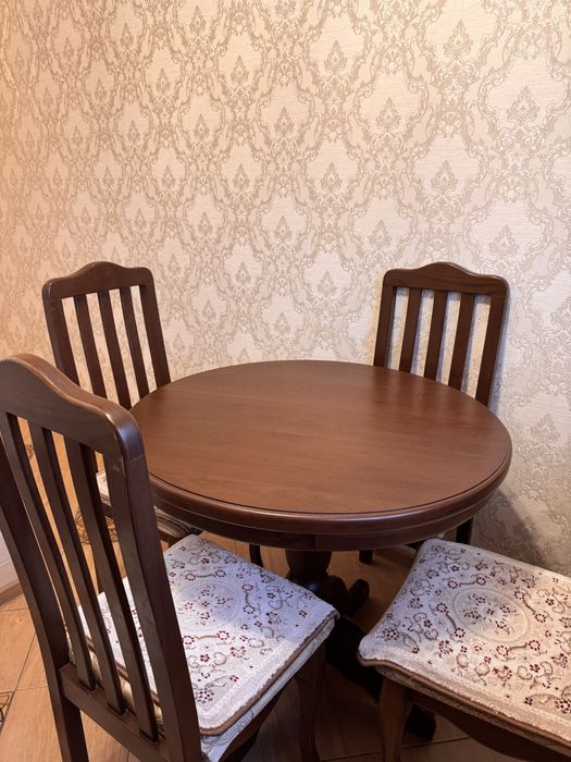 Куханный стол со стульями