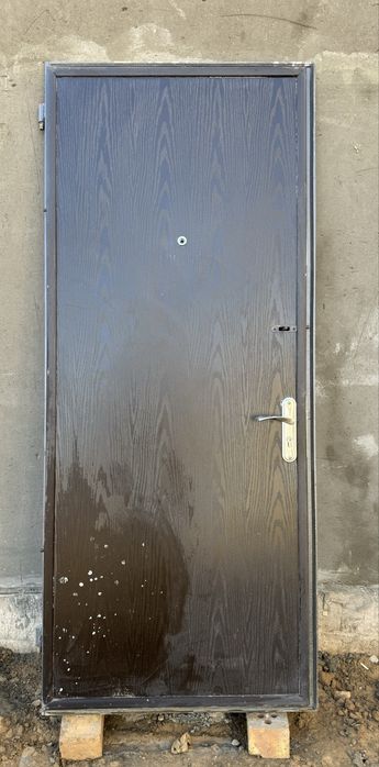 Дверь железная в хорошем состоянии