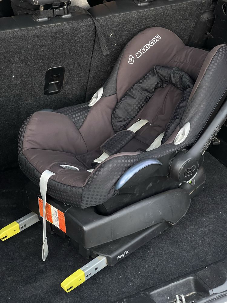 Maxi Cosi ISOFIX база + Maxi Cosi Cabrio Fix столче за кола seat