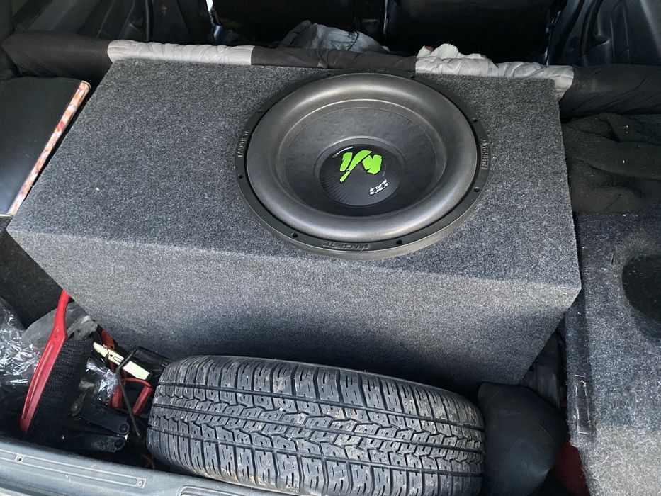 Сабвуфер новый на 2400 ват 1 ом усилокк все есть кабеля в подврок отда